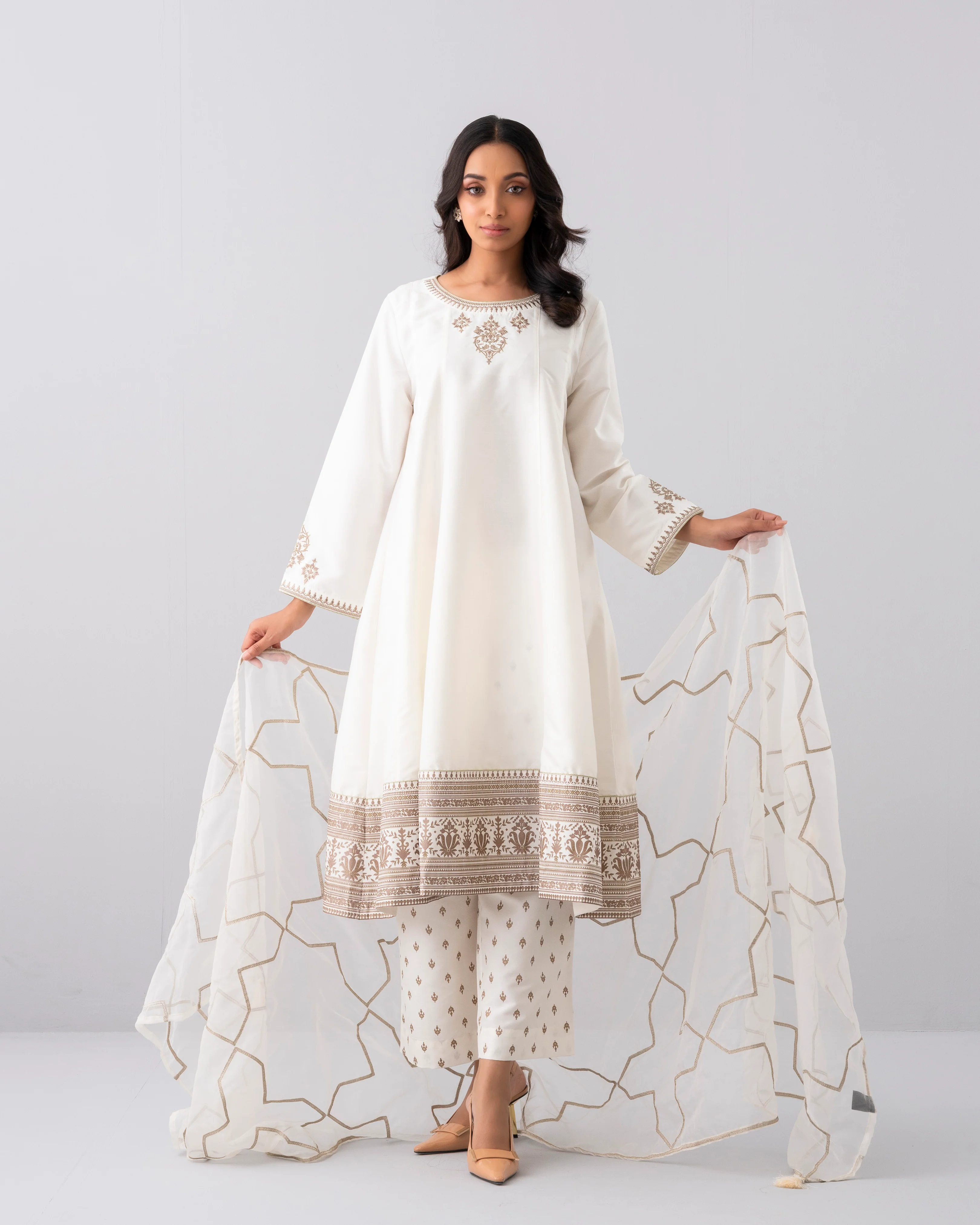 Smart Fit EmbroideredThree-Piece Semi-Formal Ethnic Set with Organza Dupatta